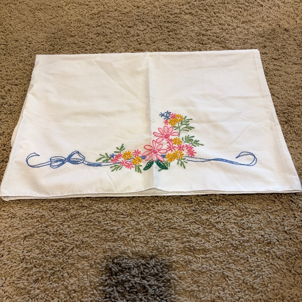 VTG Floral Embroidered Pillowcase 19x28 Flowers MINT